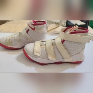 NIKE LABRON JAMES SOLDIERS White/pink Size 13.5c  basketball shoe
